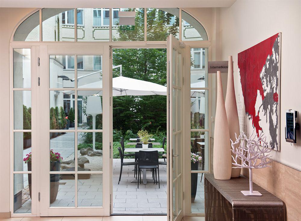 Adina Apartment Hotel Berlin Checkpoint Charlie Dalaman gambar